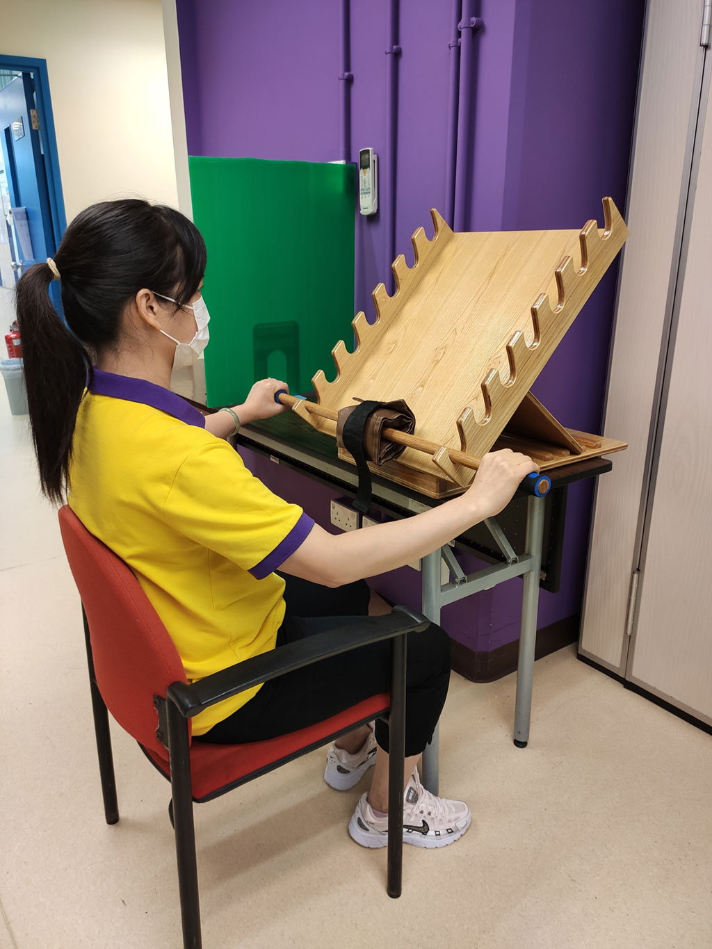 再向麥理浩夫人中心捐贈善款及復康器材