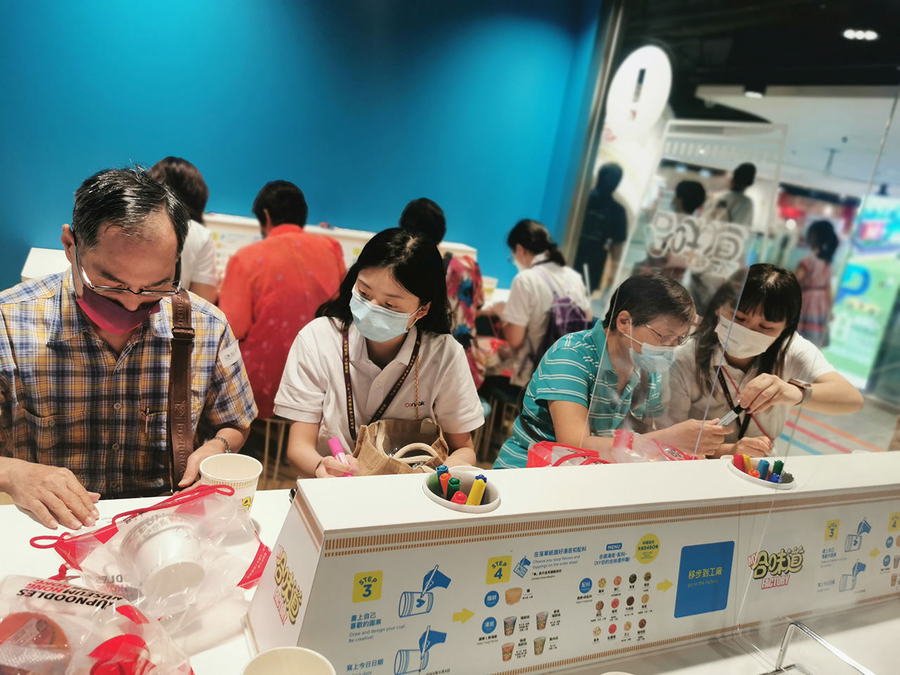 康栢義工與老友記同游合味道杯面體驗活動