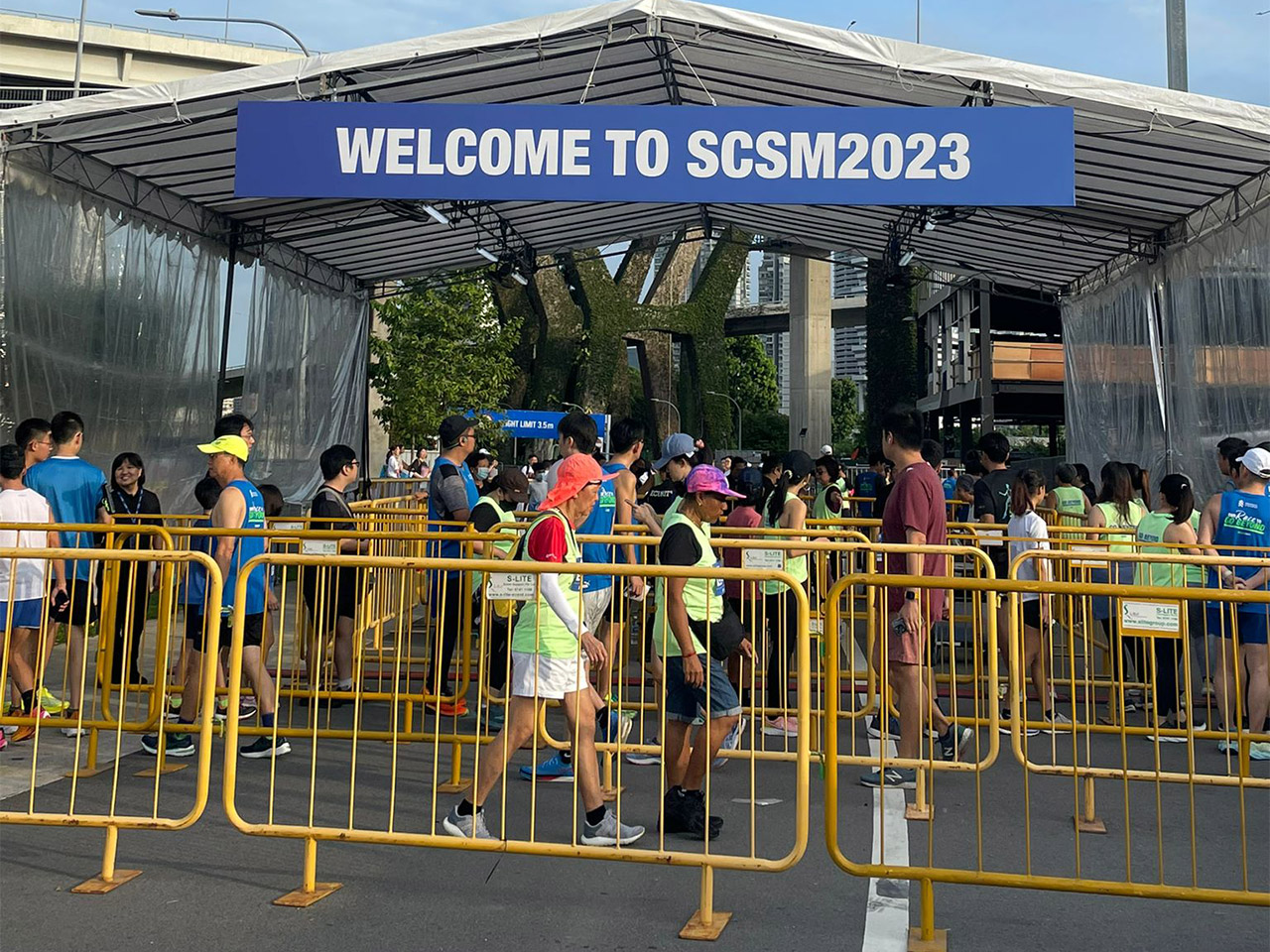 參加“新加坡渣打銀行馬拉松”活動