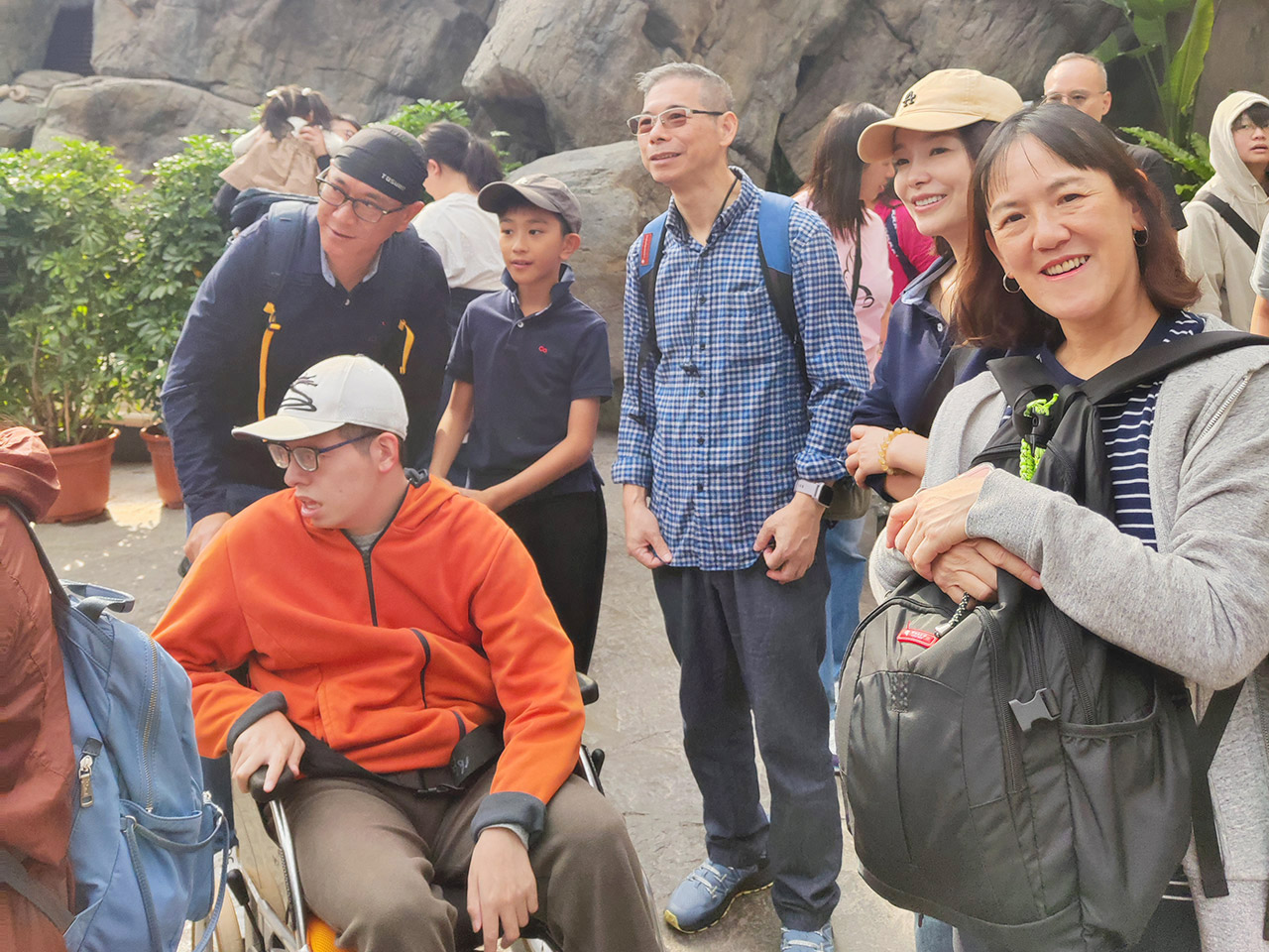 康栢義工隊(duì)攜手耀能協(xié)會(huì)傷健人士暖心同游海洋公園