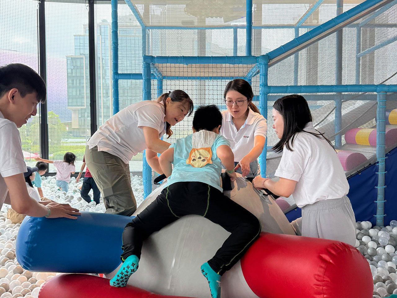 康栢義工隊陪同發(fā)展障礙兒童暢玩啟德JOYPOLIS SPORTS